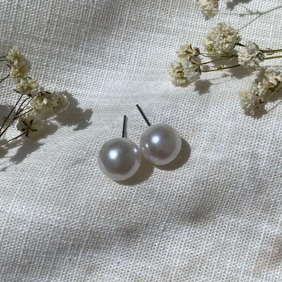 Beautiful faux pearl stud earrings ✨ Pearlescent bright white color - Picture 1 of 2